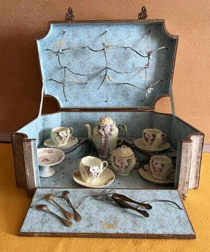 Partie de service à thé de poupée en porcelaine...