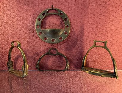 Ensemble d'étriers en bronze : - paire, les...