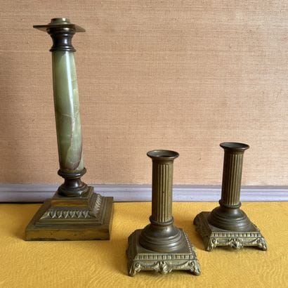 Paire de petits flambeaux en laiton et bronze...