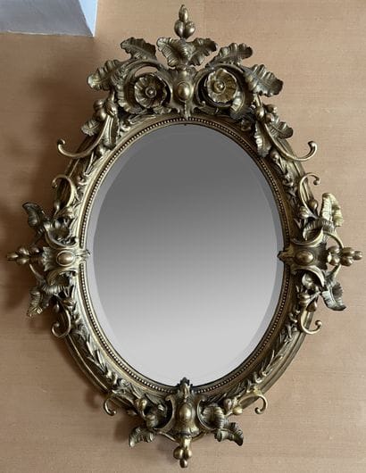 Important miroir, l'entourage ovale à décor...