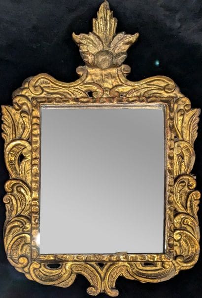 Miroir à entourage en bois doré et patiné,...