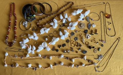 Petit ensemble de bijoux fantaisie, la plupart...