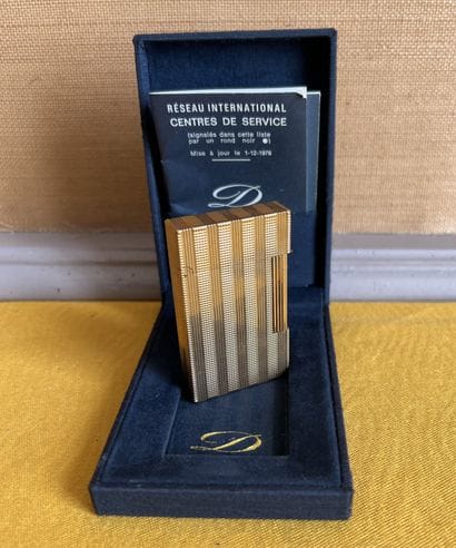 DUPONT. Briquet en métal doré à décor de...