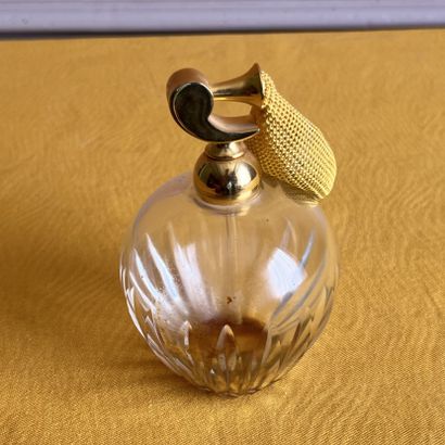 BACCARAT. Vaporisateur à parfum en cristal...
