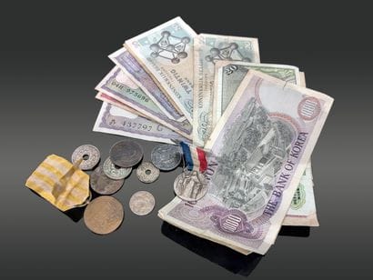 Lot de billets démonétisés, quelques pièces,...