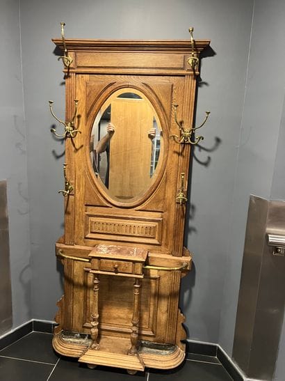 Porte-manteau en chêne mouluré, le miroir...