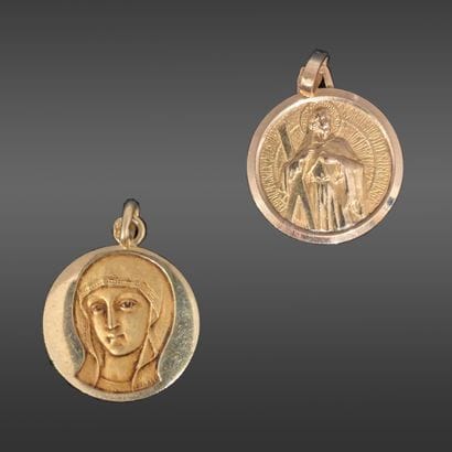 Deux médailles religieuses en or jaune 18K...