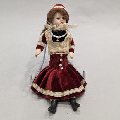 Poupée. Tête en porcelaine, les yeux fixes...