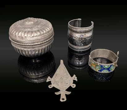 Ensemble de bijoux d'Afrique du Nord en métal...