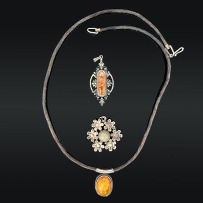 Deux pendentifs cruciformes en argent (900),...