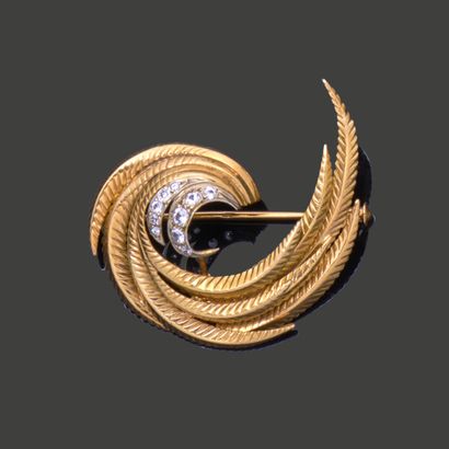 Brooch in 18K (750) yellow gold, featuring...