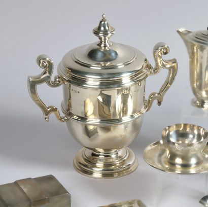 Importante coupe trophée couverte sur piédouche,...