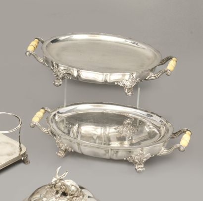 Paire de grands chauffe-plats en métal argenté,...