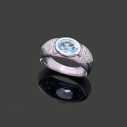 18K (750) white gold ring set with an oval-shaped...