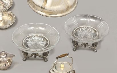 Paire d'importantes coupes en cristal taillé...