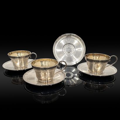 Suite de trois tasses et quatre soucoupes...