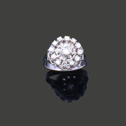 18K (750) white gold flower ring, centered...