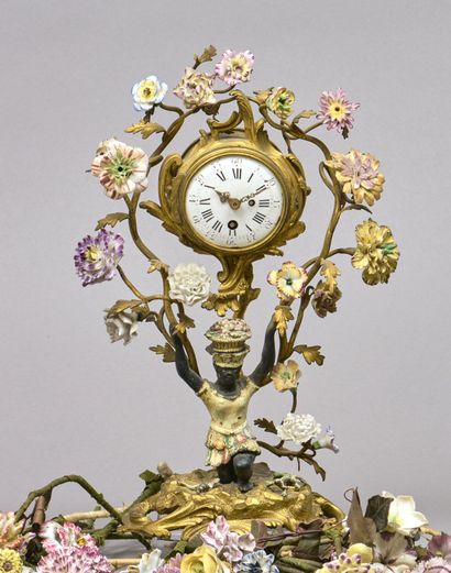 Pendule en bronze doré en forme d'arbre sur...
