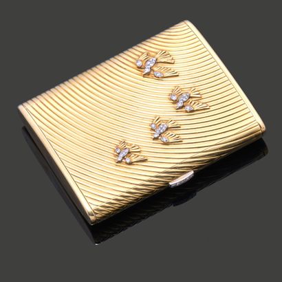 18K (750) yellow gold domed poudrier with...