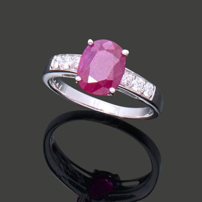 Ring in 18K (750) white gold, set with an...