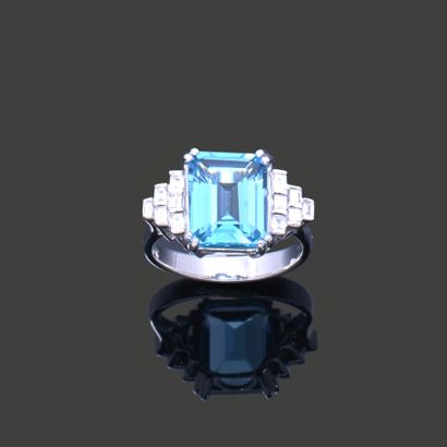 18K (750) white gold ring set with an emerald-cut...