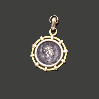 Pendant set in 18K (750) yellow gold, holding...