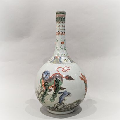 CHINE - Fin du XIXe siècle. Vase bouteille...