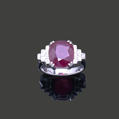 18K (750) white gold ring set with a large...
