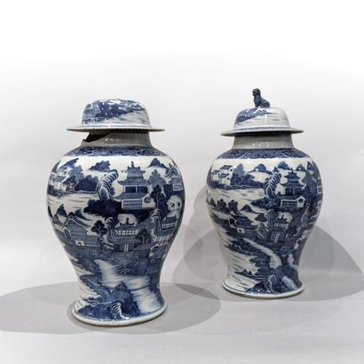 CHINE - Début du XIXe siècle. Paire de potiches...
