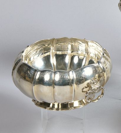 Coupe en argent (800), à larges côtes irrégulières,...