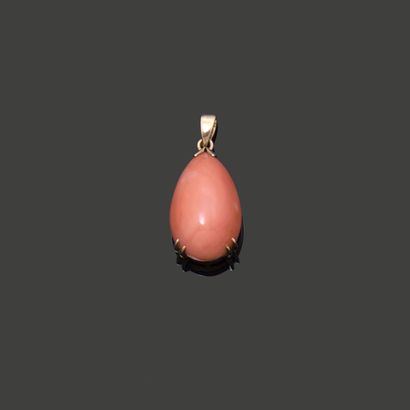Pendant set in 14K (585) yellow gold, adorned...