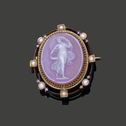 Oval-mounted brooch in 18K (750) yellow gold,...