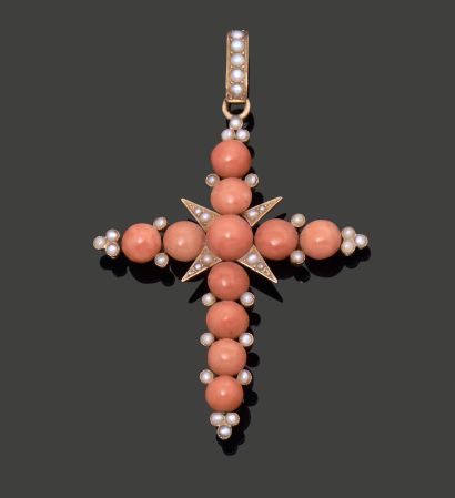 Pendant cross in 18K (750) yellow gold, the...