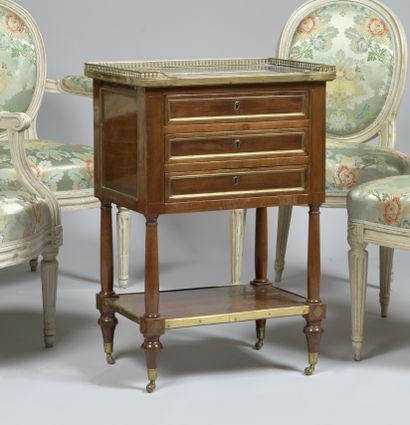 Rectangular chiffonier table in mahogany...