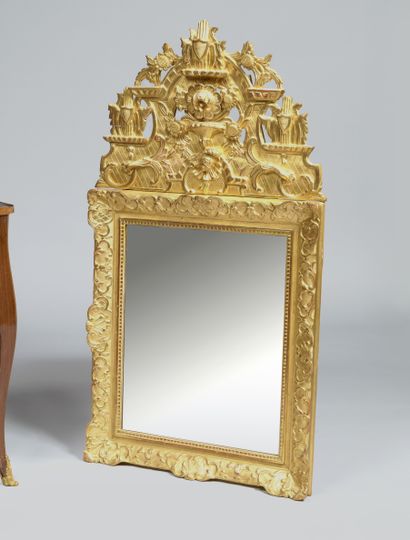 Miroir à entourage en bois doré, le fronton...