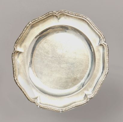 Plat rond polylobé en argent (925), à décor...