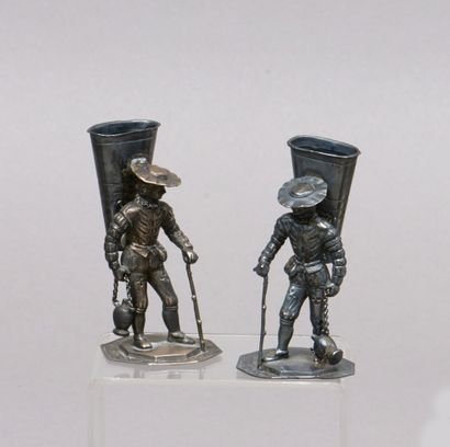 Paire de statuettes en argent (800), représentant...