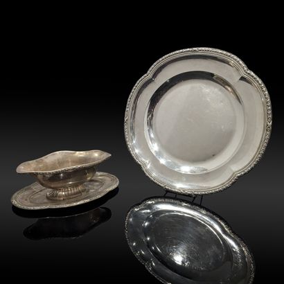 Plat rond polylobé et saucière ovale sur...