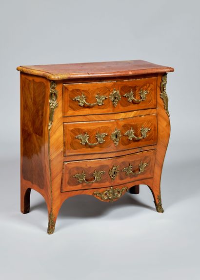 Petite commode à façade et côtés galbés en...