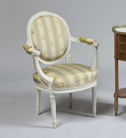 Fauteuil en bois relaqué gris mouluré et...