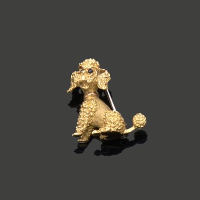 Brooch in 18K (750) yellow gold, featuring...
