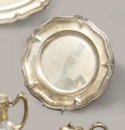 Round silver dish (925), the contoured edge...
