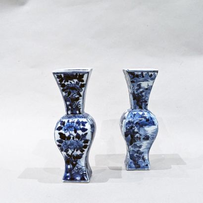 CHINE - XIXe siècle. Paire de petits vases...
