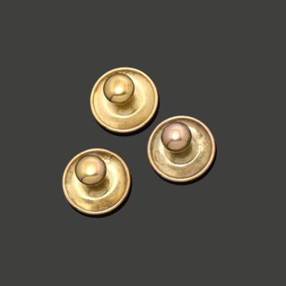 Suite of three collar buttons in 9K (375)...