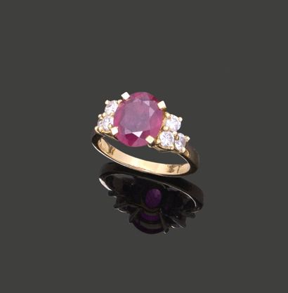 Ring in 18K (750) yellow gold, set with an...