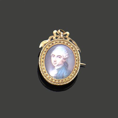 Oval brooch, set in 18K (750) yellow gold,...