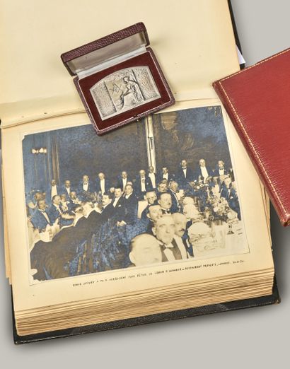 Livre d'or constitué par le chef Eugène Herbodeau...