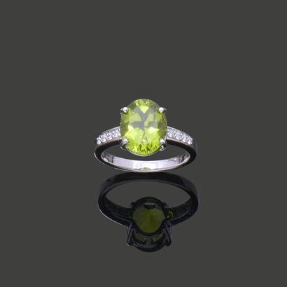 Ring in 18K (750) white gold, set with an...