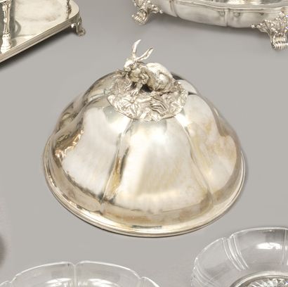 Cloche de service en métal argenté, à larges...