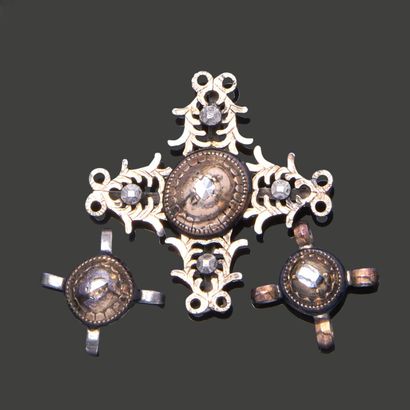 Three Norman crosses in 14K (585) gold and...